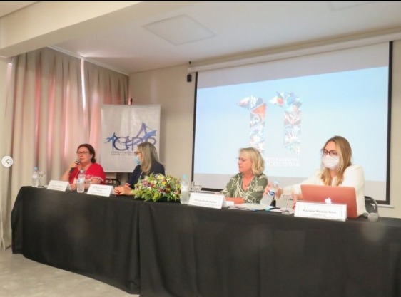 SOBRE O EXERCÍCIO DA PSICOTERAPIA POR PSICÓLOGAS/OS